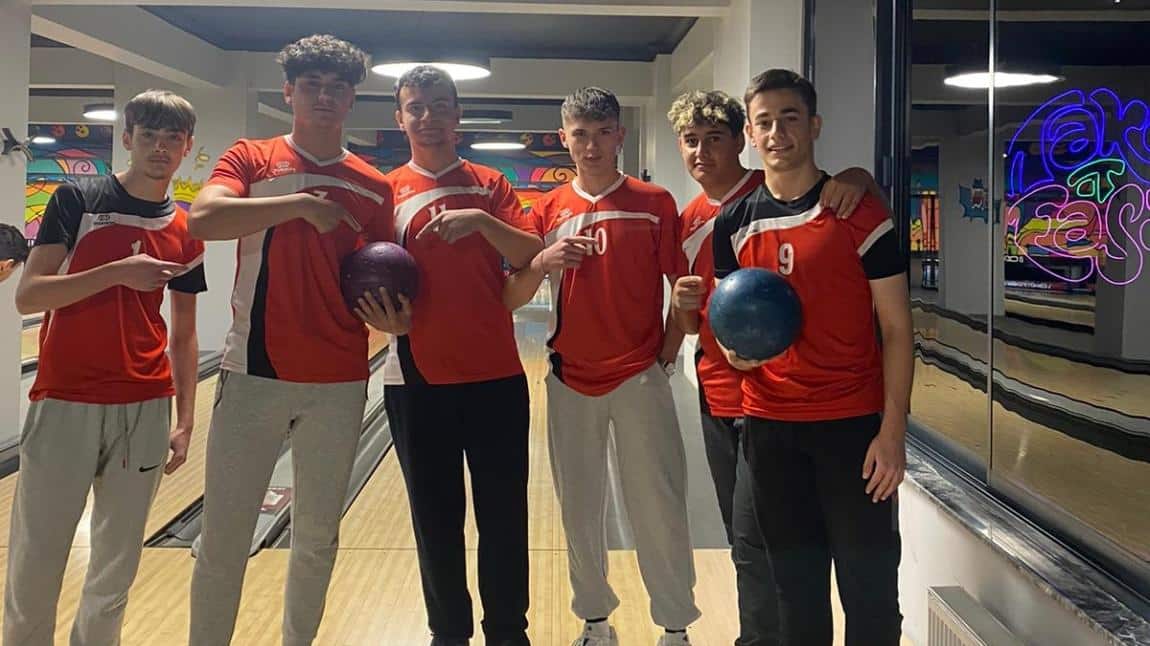 Okul Sporları Bowling A Genç Erkekler İl İkincisi olan öğrencilerimizi tebrik ederiz.