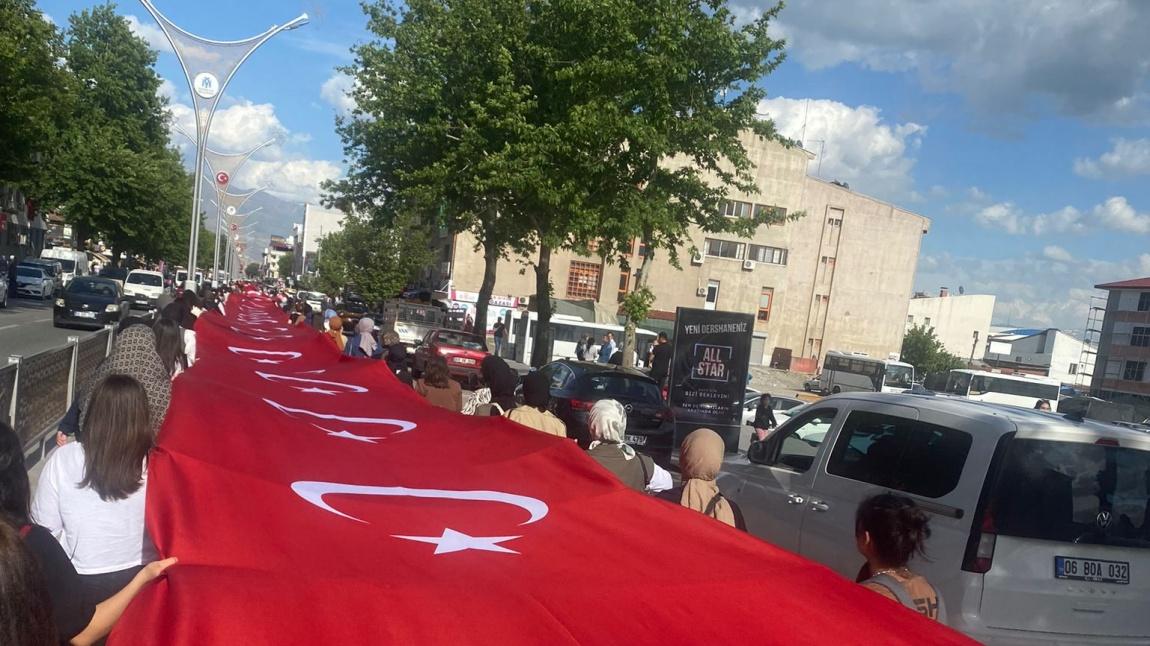 Beden Eğitimi Öğretmenimiz Merve Melda YILDIRIM ve Öğrencilerimiz İlimizde Yapılan 19 Mayıs Gençlik Yürüyüşüne Katıldılar.